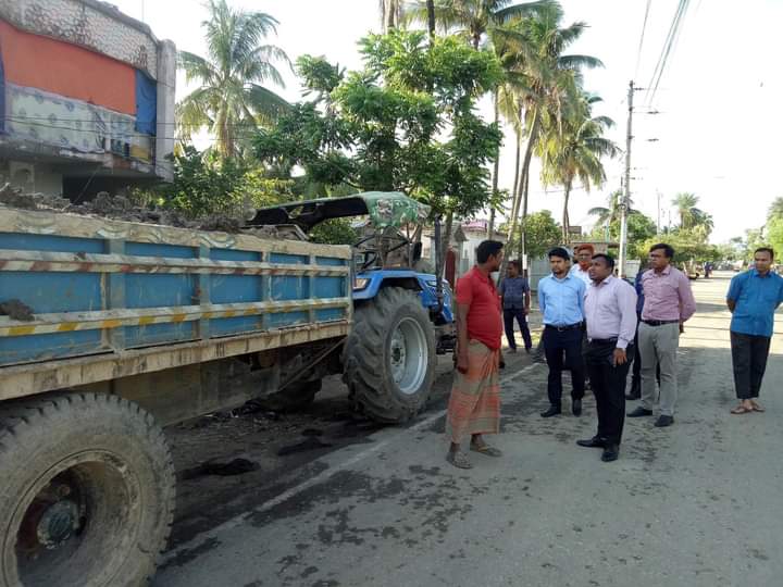 সড়কে মাটি ফেলায় তিন ট্রাক্টর চালককে জরিমানা