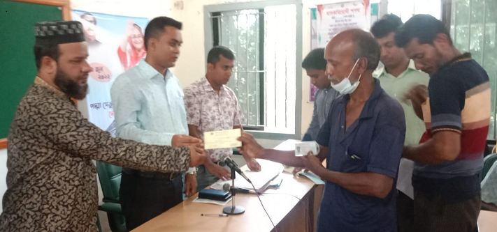 আলমডাঙ্গায় ঘূর্ণিঝড়ে ক্ষতিগ্রস্তদের মধ্যে সহায়তা প্রদান