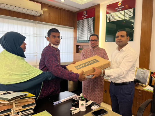 কৃতী ব্যবসায়ী দিলীপ কুমার আগরওয়ালা জীবন্ত ক্যালেন্ডার খ্যাত তাইফকে দিলেন নতুন ল্যাপটপ