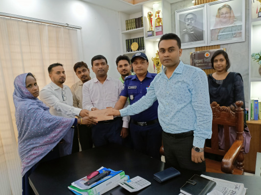 আলমডাঙ্গায় মেধাবী ছাত্র লিমনকে আর্থিক অনুদান প্রদান