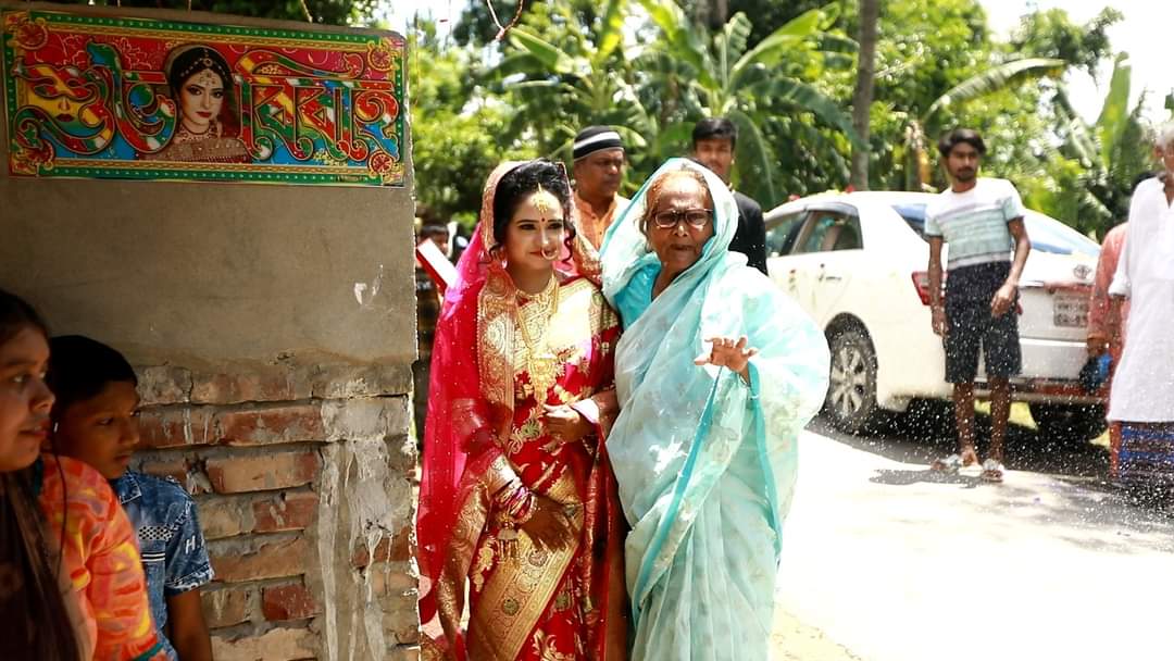কন্যাযাত্রী নিয়ে বরের বাড়িতে বিয়ে করতে কনে!