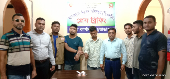 মাদকদ্রব্য নিয়ন্ত্রণ অধিদপ্তরের অভিযান ৩৫০ পিস ইয়াবাসহ দুই মাদক ব্যবসায়ী আটক