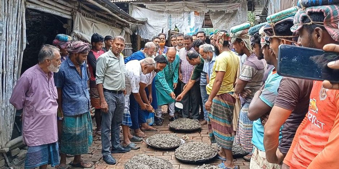 কার্পাসডাঙ্গা মাছের বাজারে ঢালাই কাজের উদ্বোধন