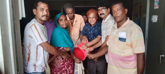 বারাদীতে ইউনিয়নে দরিদ্রদের মাঝে ভিজিএফের চাল বিতরণ