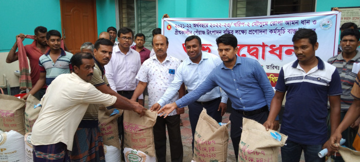 মুজিবনগরে কৃষকদের মধ্যে বিনামূল্যে বীজ ও সার বিতরণ