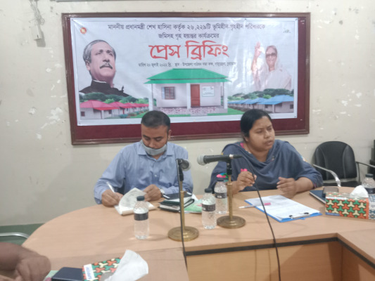 দামুড়হুদায় গৃহ হস্তান্তর উপলক্ষে সাংবাদিকদের সাথে প্রেসব্রিফিং