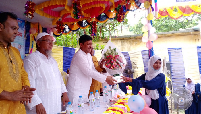 গোকুলখালী মাধ্যমিক বিদ্যালয়ে পুরস্কার বিতরণকালে টোটন জোয়ার্দ্দার