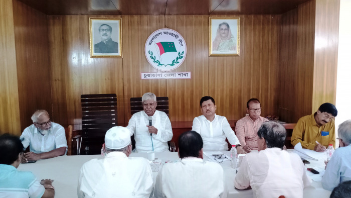 চুয়াডাঙ্গা জেলা আওয়ামী লীগের কার্যনির্বাহী কমিটির জরুরি সভায় এমপি ছেলুন জোয়ার্দ্দার