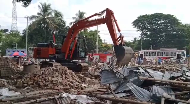 জীবননগরে দিনভর সড়ক ও জনপথ বিভাগের অভিযান