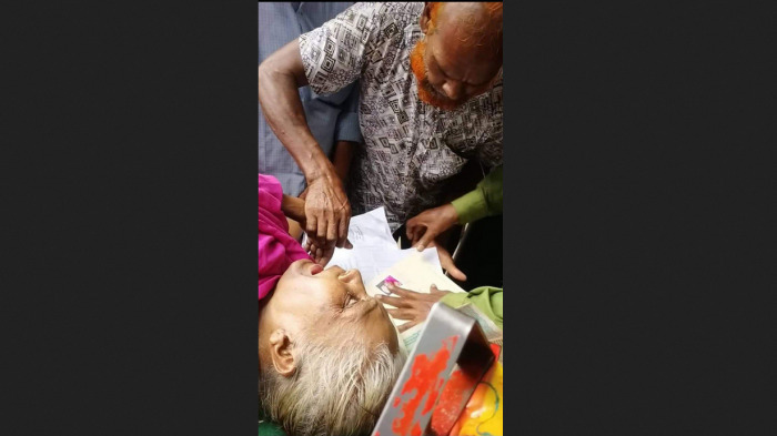 ঝিনাইদহে অসুস্থ বোনের কাছ থেকে জোরপূর্বক জমি লিখে নেওয়ার ভিডিও ভাইরাল