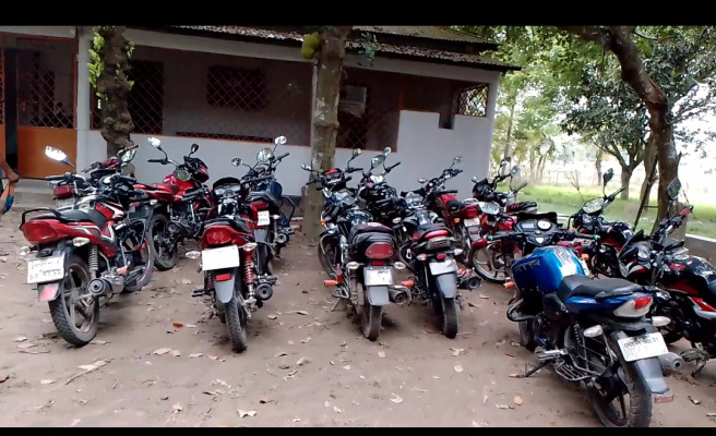 কার্পাসডাঙ্গায় ট্রাফিক পুলিশের অভিযানে ১৯টি মোটরসাইকেল আটক