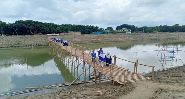আবারো ভৈরব নদীতে নির্মাণ করা হলো বাঁশের সাঁকো