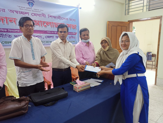 চুয়াডাঙ্গায় অস্বচ্ছল মেধাবী শিক্ষার্থীদের বৃত্তি প্রদান