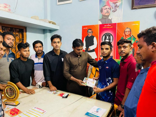 কালীগঞ্জে মেধাবী ছাত্র জাহিদের পাশে ছাত্রলীগ নেত্রী ডরিন