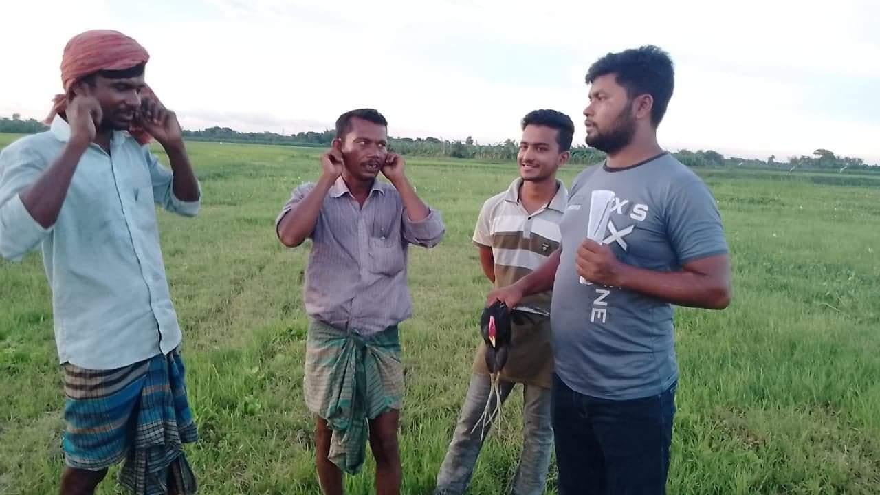 শিকারীর ফাঁদে আটককৃত পাখি অবমুক্ত করল তিতুদহের কিছু যুবক