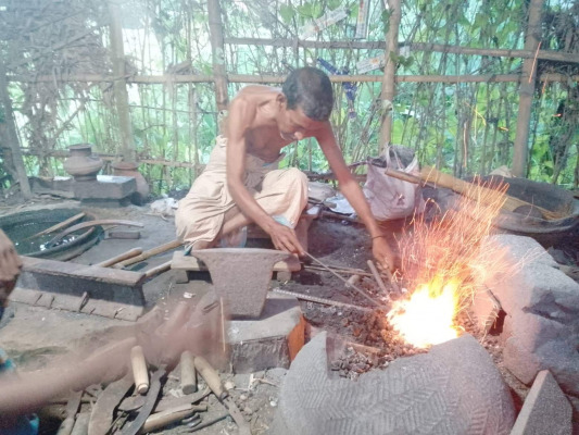 টুং টাং শব্দে ব্যস্ত কামারপাড়া