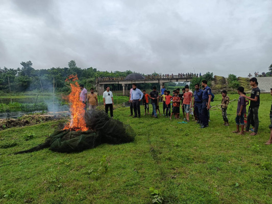 হরিণাকুণ্ডুতে চায়না দুয়ারী জাল ধ্বংস করলেন এসিল্যান্ড
