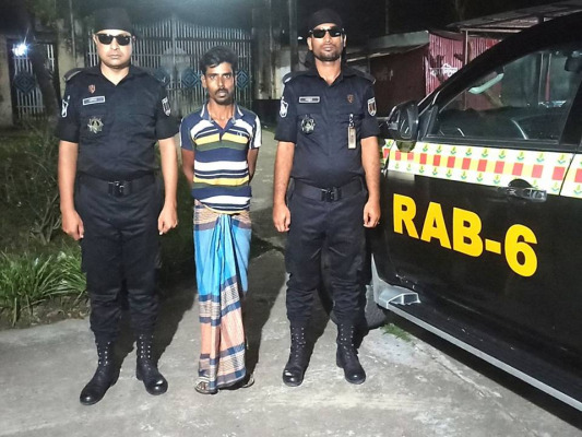দামুড়হুদায় দেশীয় অস্ত্রসহ সন্ত্রাসী কাওসার গ্রেপ্তার