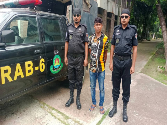 ঝিনাইদহে ৬ শ বোতল ফেনসিডিলসহ চুয়াডাঙ্গার হৃদয় আটক