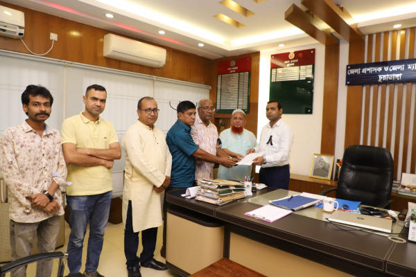 ডিসি কাছে মাথাভাঙ্গা নদী বাঁচাও আন্দোলন কমিটির স্মারকলিপি পেশ