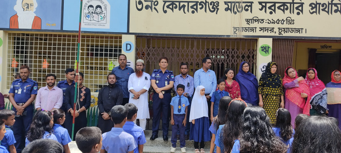 শিশুদের সাথে সমাবেশে অংশ নিলেন চুয়াডাঙ্গার পুলিশ সুপার মো. জাহিদুল ইসলাম