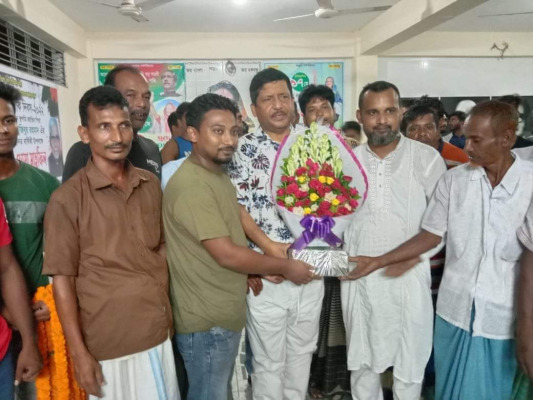 রুইতনপুর মাধ্যমিক বিদ্যালয়ের নবনির্বাচিত ম্যানেজিং কমিটির পক্ষ থেকে টোটন জোয়ার্দ্দারকে ফুলেল সংবর্ধনা