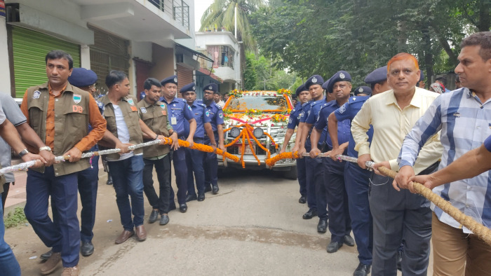 ফুলের রশি দিয়ে গাড়ি টেনে চুয়াডাঙ্গার পুলিশ সুপারকে বিদায়
