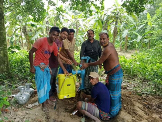 রায়পুরে আওয়ামী লীগ নেতার উদ্যোগে টিউবওয়েল স্থাপন