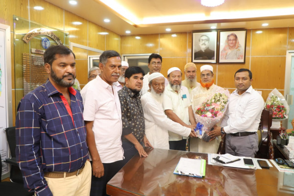 ইটভাটা মালিক সমিতির পক্ষ থেকে নবাগত পুলিশ সুপারকে ফুলেল শুভেচ্ছা