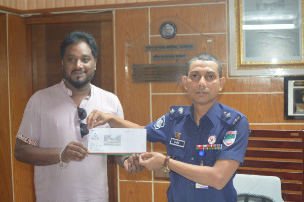 মেহেরপুরে টাকা ও মোবাইল ফোন উদ্ধার করে দিলেন পুলিশ সুপার