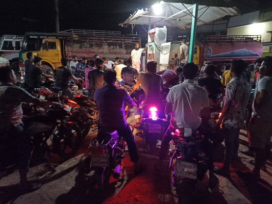 তেলের দাম বৃদ্ধির খবরে পাম্পগুলোতে যানবাহনের ভিড়