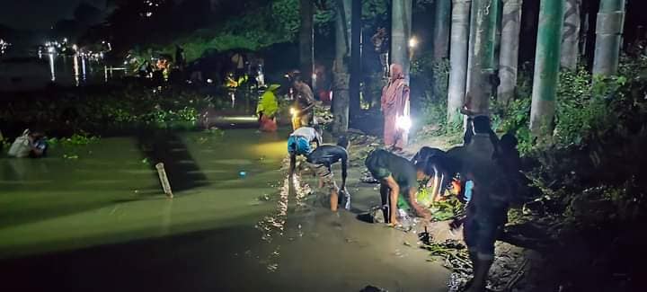 হঠাৎ করেই মাথাভাঙ্গা নদীতে ভাসছে মরা মাছ!