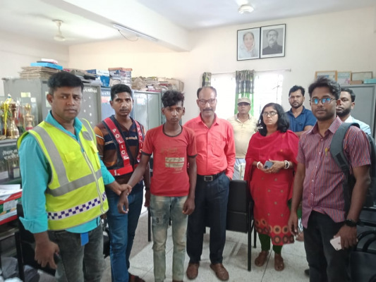 স্কুলছাত্রীকে ইভটিজিং, বখাটে আটক