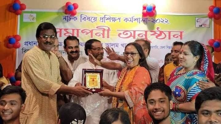 মেহেরপুরে নাট্য কর্মশালা শেষে সনদ বিতরণ