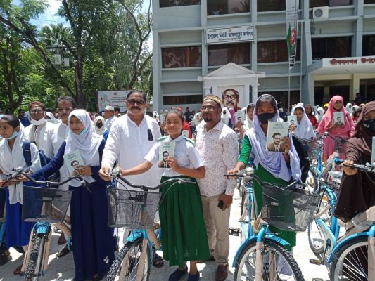 জীবননগরে হতদরিদ্র ও মেধাবী শিক্ষার্থীদের মধ্যে বাইসাইকেল বিতরণ
