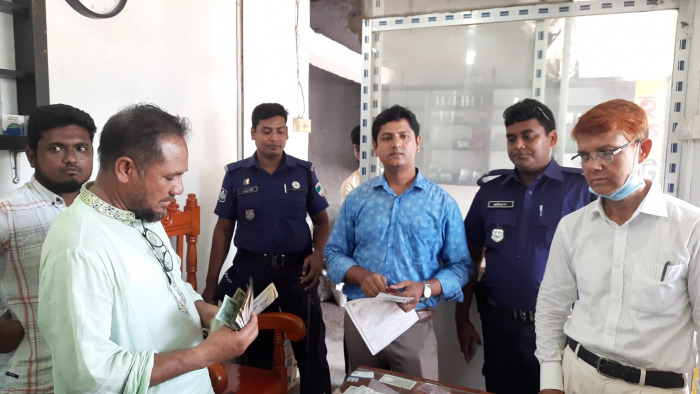 জীবননগরে সরকার নির্ধারিত মূল্যের চেয়ে অধিক দামে সার বিক্রি