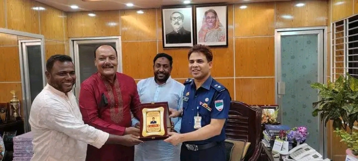 পুলিশ সুপারকে বিদায় সংবর্ধনা দিলেন চেয়ারম্যান আব্দুল করিম বিশ্বাস