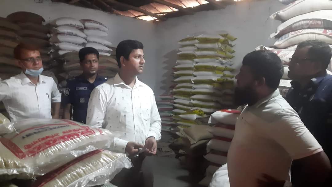 জীবননগরে অধিক মূল্যে চাল বিক্রি করায় ভোক্তা অধিকারের অভিযান
