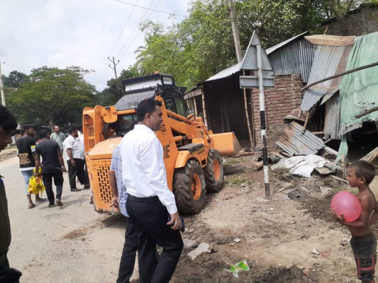 আলমডাঙ্গা পশুহাট এলাকায় অবৈধ স্থপনা উচ্ছেদ অভিযান