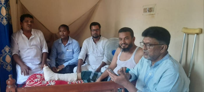 চুয়াডাঙ্গায় অসুস্থ নেতাদের পাশে বিএনপির নেতৃবৃন্দ