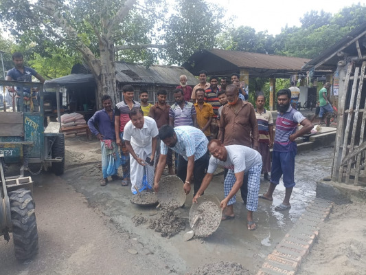 দামুড়হুদায় রাস্তা সিসি ঢালাই ও ড্রেন নির্মাণকাজের উদ্বোধন