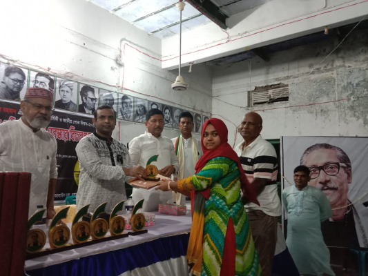 চুয়াডাঙ্গায় জাতীয় শোক দিবসের আলোচনা, সাহিত্য প্রতিযোগিতা ও পুরস্কার বিতরণকালে ডিসি আমিনুল ইসলাম