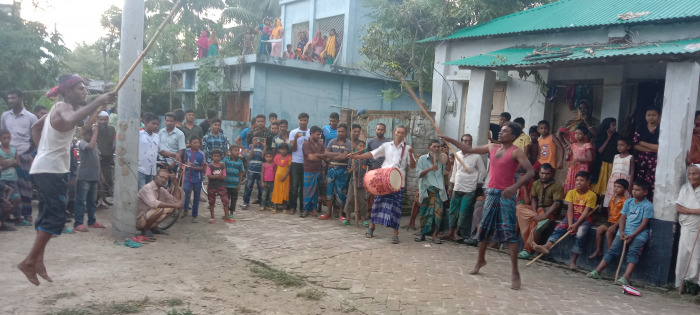 আন্দুলবাড়ীয়ায় গ্রাম-বাংলার ঐতিহ্যবাহী লাঠি খেলা অনুষ্ঠিত