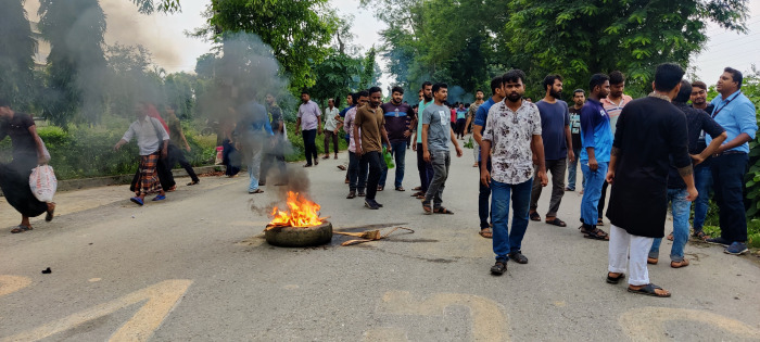 অধ্যক্ষের বাসভবনসহ কলেজে শিক্ষার্থীদের হামলা-ভাঙচুর
