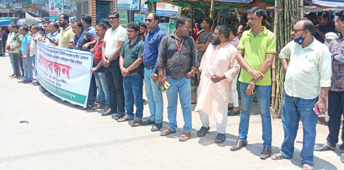 দামুড়হুদা উপজেলা কৃষি কর্মকর্তা মনিরুজ্জমানের বদলি ও শাস্তির দাবিতে