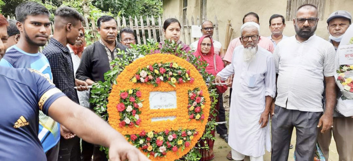 কার্পাসডাঙ্গায় জাতীয় কবি'র মৃত্যুবার্ষিকীতে পুষ্পমাল্য অর্পণ ও দোয়া