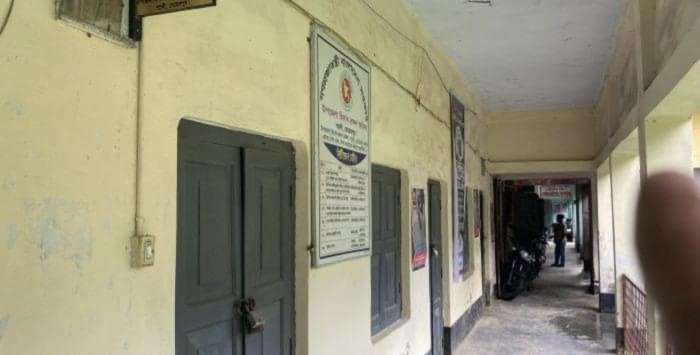 নতুন সময়সূচিতে সরকারি অফিস শুরু, গাংনীতে প্রথম দিনেই হ-য-ব-র-ল