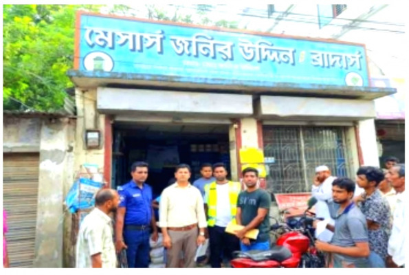 আলমডাঙ্গায় বেশি দামে সার বিক্রি ও অস্বাস্থ্যকর পরিবেশে পণ্য তৈরি