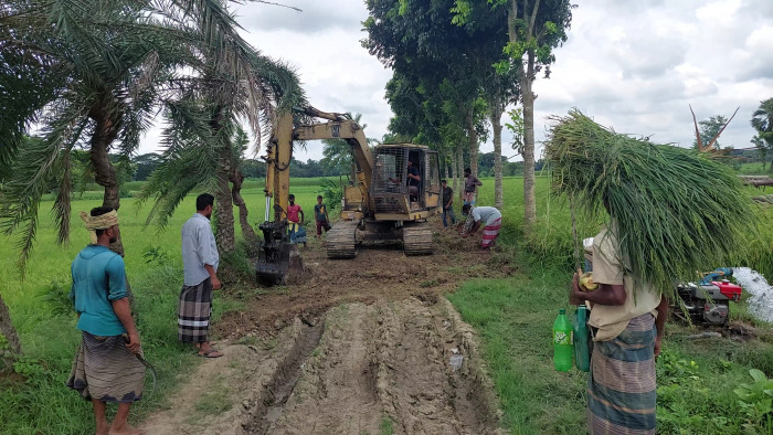 দর্শনায় কৃষকদের উদ্মাদে মাঠের রাস্তা সংস্কার