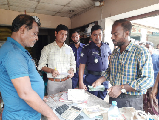 আলমডাঙ্গায় বেশি দরে সার বিক্রি, ভোক্তা অধিকারের অভিযান